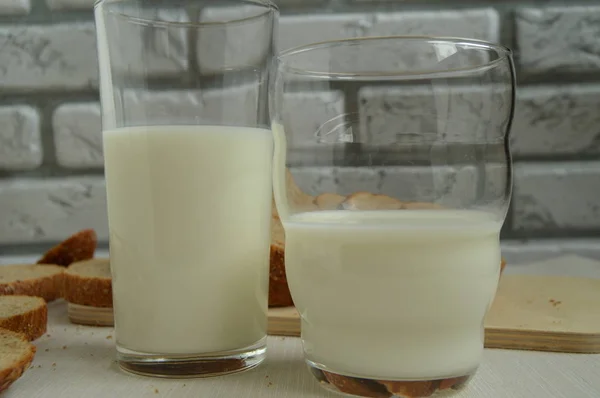 На столе два стакана молока, завтрак для семьи, концепция здорового питания, Всемирный день здоровья — стоковое фото