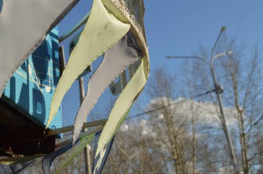 yakın çekim, seçici odak, Rüzgar çelenk renkli bayrak mavi gökyüzü, Bahar Park karşı tokat