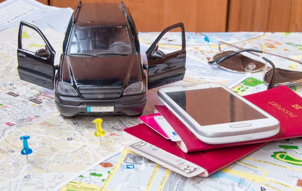 Planifiez votre voyage en voiture, passeport, argent, cartes, téléphone, lunettes de soleil — Photo