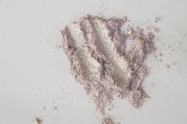 Beyaz arka plan üzerinde dağınık ışıltılı pembe ve gümüş kontur göz farı