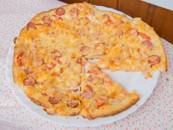 チーズ、ソーセージとトマトを白い皿のおいしい自家製ピザ — ストック写真