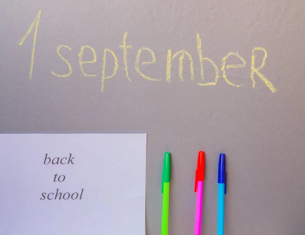 Concept de retour à l'école, un stylo, écrit sur le conseil 1 Septembre — Photo
