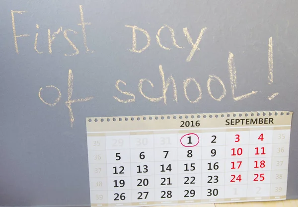 学校のボード上の書き込みで最初の日カレンダーします。 — ストック写真