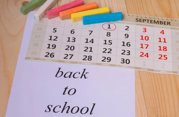 Torna a scuola, calendario, gesso colorato su sfondo di legno — Foto Stock