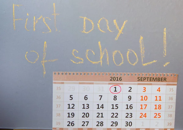 Der erste Schultag Schreiben auf der Tafel, Kalender — Stockfoto