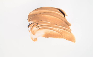 Açık bej makyaj kremi vakfının beyaz arka planında parlak güneş ışığı parlıyor