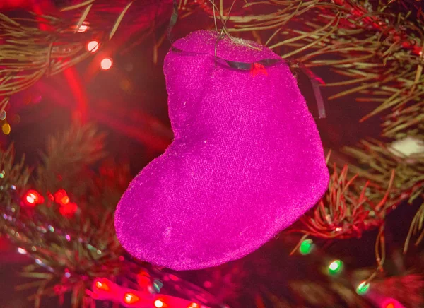 Weihnachten Hintergrund rosa Herz auf dem Hintergrund von Tannenzweigen mit rotem Licht, futuristische Neon festlichen Hintergrund — Stockfoto