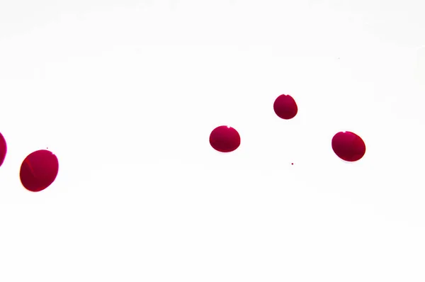 Blank röd spik polska, små droppar isolerad på vit bakgrund — Stockfoto