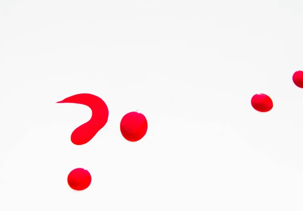 Λαμπερό νέον κόκκινο καρφί πολωνικά, μικρές σταγόνες, σύμβολο ερωτηματικό που απομονώνονται σε λευκό φόντο, δημιουργικής ομορφιάς σχεδιασμό — Φωτογραφία Αρχείου