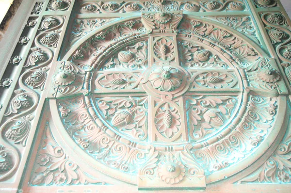 Nahaufnahme des Basreliefs des äußeren Stucks aus weißem Marmor an der antiken Kirche in Form eines Kreuzes — Stockfoto