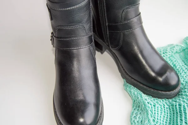Módní zimní dámské boty-černé kožené boty a pletený vlněný klobouk na bílém pozadí, koncept koupě teplé oblečení a boty na zimu — Stock fotografie
