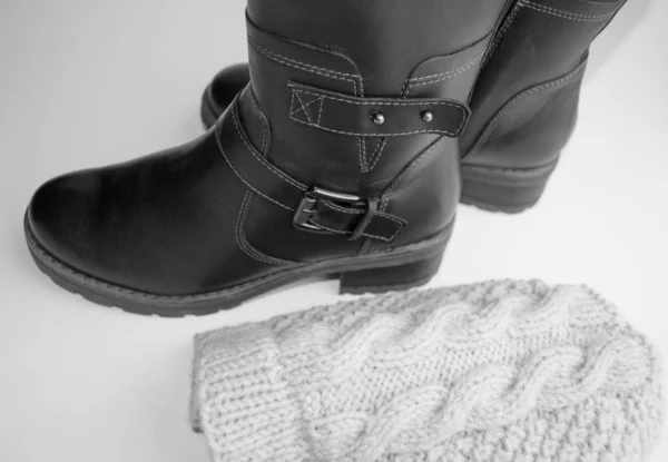 Moda inverno botas de couro preto sapatos femininos e chapéu de lã de malha em um fundo branco, o conceito de comprar roupas quentes e sapatos para o inverno — Fotografia de Stock