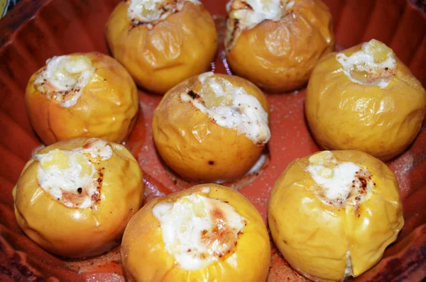 Apel panggang lezat dengan kismis, keju cottage dan walnut, ditaburi dengan gula bubuk, dalam baking tray, makanan penutup buatan sendiri — Stok Foto