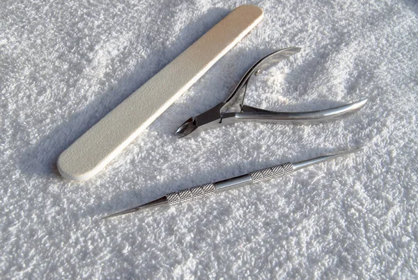 Conjunto de herramientas para la manicura en un suelo de rizo blanco, luz solar brillante — Foto de Stock