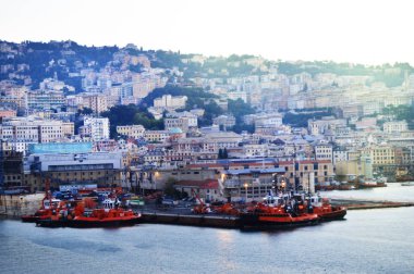 Cenova, İtalya-13 Ekim 2018: liman vinçleri, rıhtım, yatlar, deniz manzaralı eski liman manzarası, sabah erken saatlerde, alacakaranlık ve gün doğumu