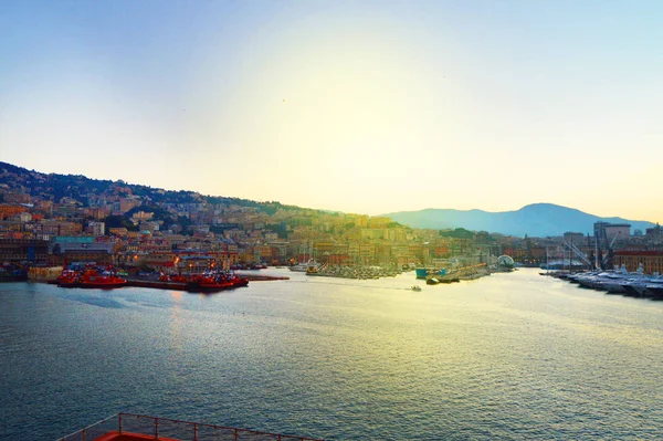 Genova, Italia-13 ottobre 2018: panorama del porto vecchio con gru portuali, pontile, yacht, vista mare, mattina presto, tramonto e alba — Foto Stock