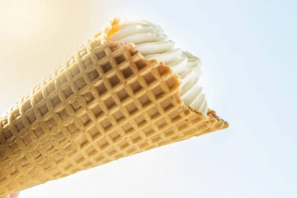 Vanille ijshoorntjes op witte achtergrond, heerlijk dessert op felle zonlicht achtergrond — Stockfoto