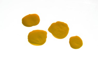 Beyaz arka planda dört damla oje izole edilmiş. Bakım ve makyaj kavramı