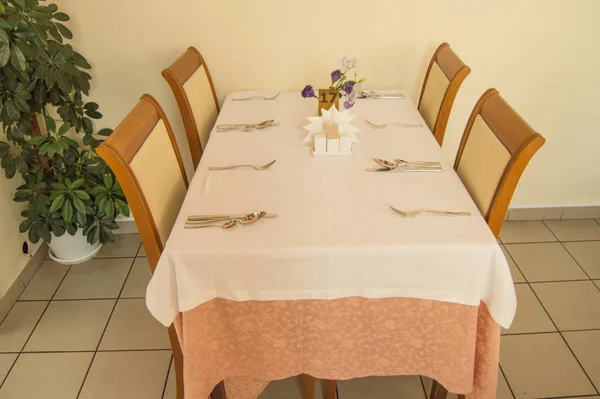 Festtafel mit Tischdecke und Besteck im Hotelrestaurant wartet auf Gäste, Seitenblick — Stockfoto