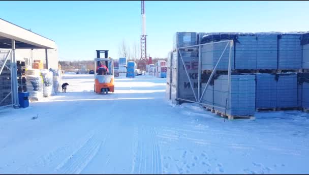 Електричний Навантажувач Рухається Відкритому Складі Повз Будівельні Матеріали Взимку Холодній — стокове відео