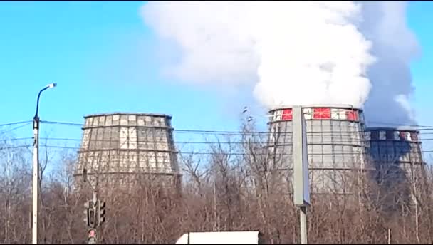 Zone Industrielle Avec Grandes Tours Refroidissement Tuyaux Avec Des Bouffées — Video