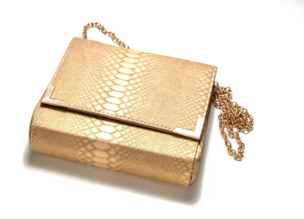 Embrague de cuero reptil dorado para mujer con cadena de metal dorado aislado sobre fondo blanco, accesorio de lujo para mujer — Foto de Stock