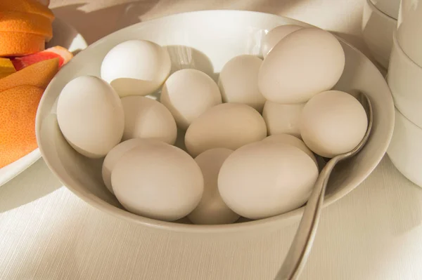 화이트 보드에 판 닭고기와 계란 — 스톡 사진