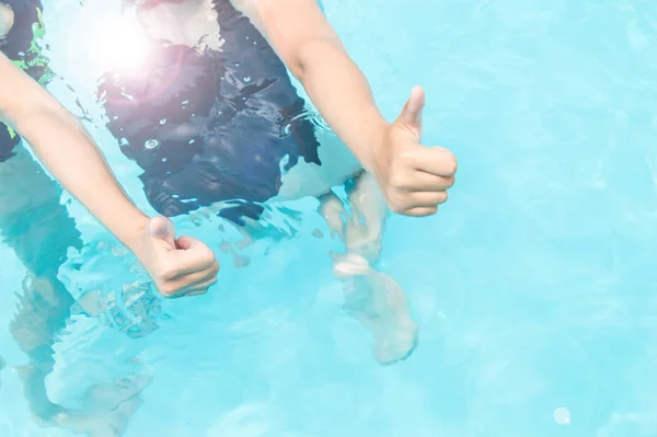 Açık havada mavi köpüklü bir havuzda uzun saçlı iki genç kız, güneş ışığı, parlak bir yaz. — Stok fotoğraf