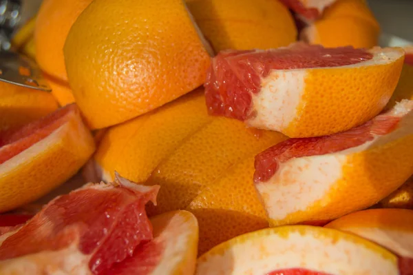 Ovocné pozadí čerstvě nakrájené plátky šťavnatého pomerančového grapefruitu, organické potraviny s tropickým ovocem, sluneční svit — Stock fotografie