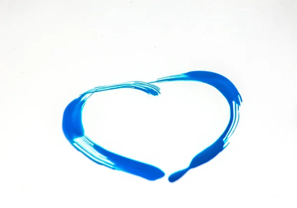 Close up classic niebieski paznokci polski serca kształt znak izolowany na białym tle, Walentynki koncepcja dzień i makijaż — Zdjęcie stockowe