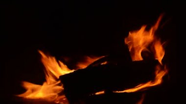 Ateşten canlı ateş, karanlıkta yanan odun, açıkta ateş eden gece, sarı ateşten kıvılcımlar, kırmızı közler.