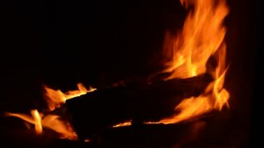 Ateşten canlı ateş, karanlıkta yanan odun, açıkta ateş eden gece, sarı ateşten kıvılcımlar, kırmızı közler.