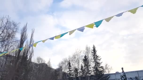 Bandeiras Multicoloridas Triangulares Forma Uma Grinalda Decoração Festiva Carnaval Bandeiras — Vídeo de Stock