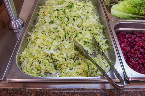 Čerstvý salátový bar s nabídkou čerstvého sortimentu zeleninových ingrediencí, různé zeleninové sady pro zákazníky na výběr v supermarketu nebo restauraci — Stock fotografie