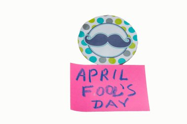 Pembe çıkartmalı mutlu nisan şakaları, beyaz arka planda izole edilmiş bıyıklı yuvarlak tabela.