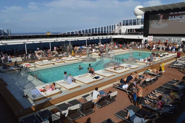Panorama of the open deck with a luxurious pool and numerous tourists ship MSC Meraviglia, October 10, 2018 — Stock Photo, Image