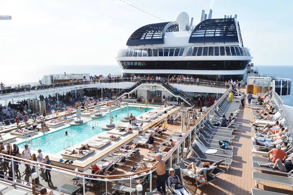 Panorama de la cubierta abierta con una piscina de lujo y numerosos turistas barco MSC Meraviglia, 10 de octubre de 2018 — Foto de Stock
