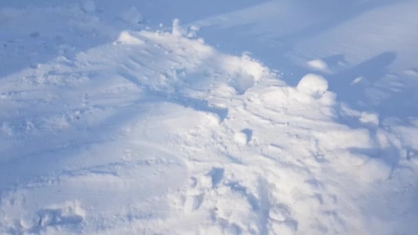 Ziemia Pokryta Śniegiem Światło Słoneczne Cienie Śnieżnoniebiesko Białym Tle Krajobraz — Wideo stockowe