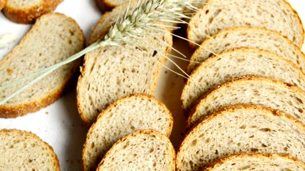 Geschnittenes Vollkornbrot Auf Dem Tisch Mit Tischdecke Ohren Der Nähe — Stockvideo