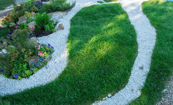 Camino Jardín Guijarros Grava Cerca Del Césped Hierba Verde — Foto de Stock