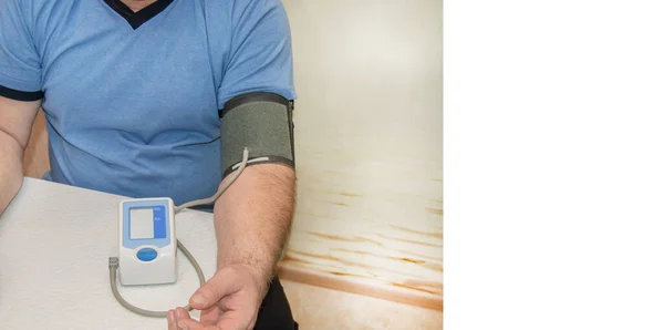 Uomo Anziano Misura Autonomamente Pressione Sanguigna Frequenza Cardiaca Utilizzando Manometro — Foto Stock
