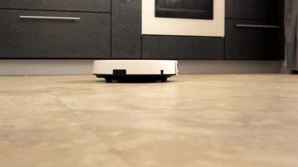 Rumah Pintar Peralatan Rumah Tangga Modern Robot Vacuum Cleaner Melakukan — Stok Video