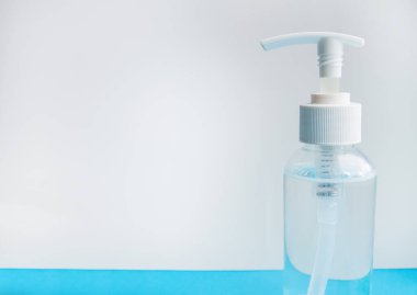 Bir şişe antiseptik, bir şişe el dezenfektanı, beyaz ve mavi arkaplanlı el dezenfektanı jeli..