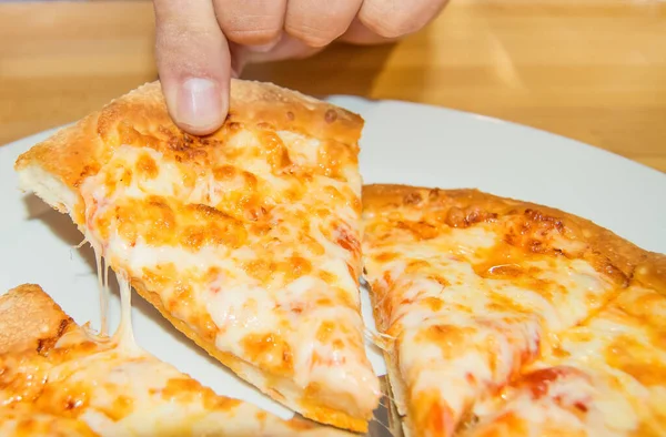 Primer Plano Los Dedos Sosteniendo Pedazo Pizza Tradicional Italiana Caliente —  Fotos de Stock