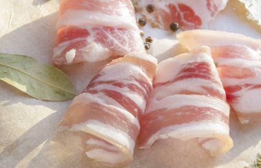 Pastırma kağıt üzerinde dilimler. Baharatlı çiğ pastırma..