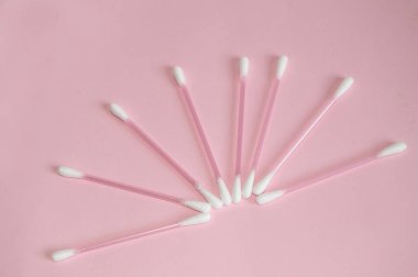 Üst manzara, düz yatış, pembe plastik pamuk tomurcukları pembeleşmiş arka plan, temizlik ve hijyen kavramı..