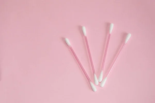 ピンクの背景にきれいにレイアウトされたトップビュー フラットレイ ピンクのプラスチック綿の芽 清潔感と衛生性の概念 — ストック写真