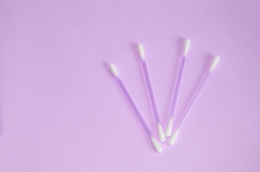 Üst manzara, düz yatış, pembe plastik pamuk tomurcukları pembeleşmiş arka plan, temizlik ve hijyen kavramı..
