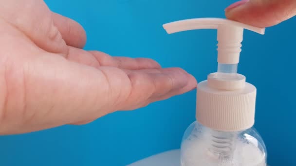 Antibakteriell handgel, kvinnors händer använder en desinficerande handtvätt gel. Transparent flaskdispenser för hygien, mot bakterier och virus. — Stockvideo