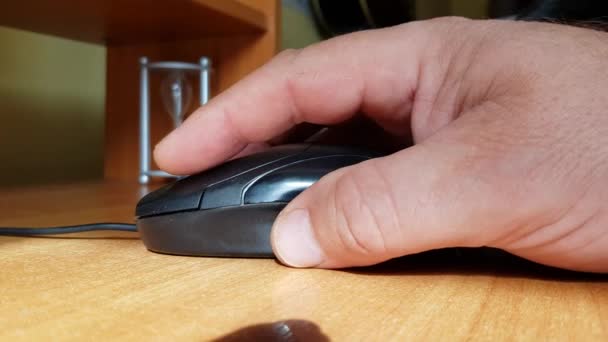 Hand van een blanke man die met de muis op een houten tafel werkt, werk op afstand, freelancer, werkplek — Stockvideo